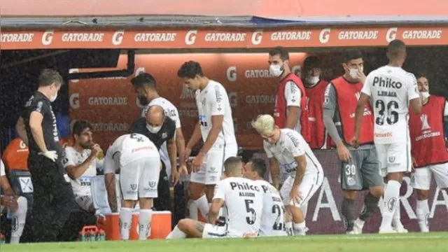 Imagem ilustrativa da notícia Jogadores do Santos são diagnosticados com covid-19 após jogo na Argentina