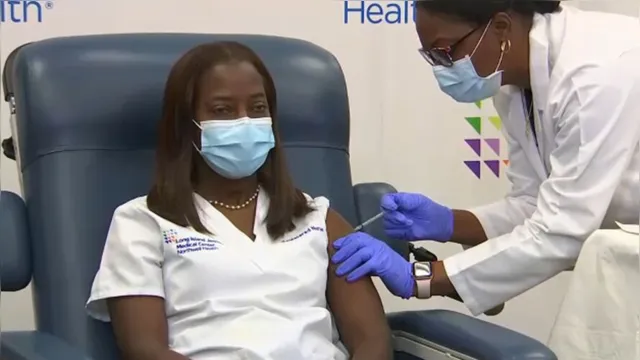Imagem ilustrativa da notícia Enfermeira da 'linha de frente' é a primeira vacinada nos Estados Unidos