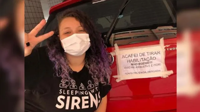 Imagem ilustrativa da notícia "Não buzine, me assusta e é pior": jovem viraliza com 'alerta' no carro