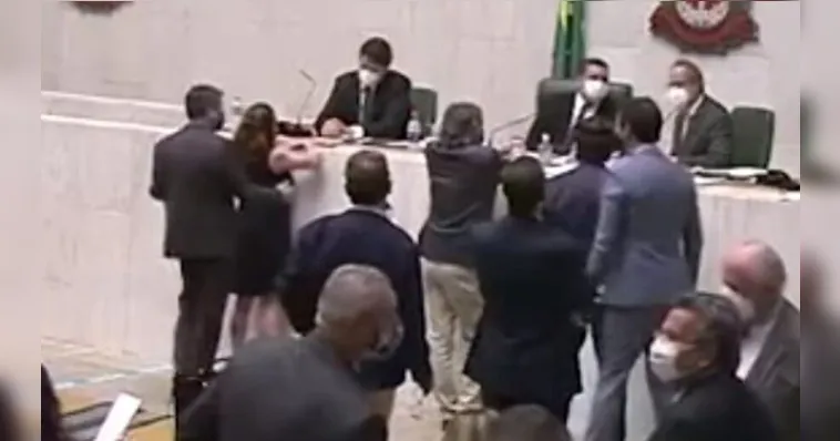 Imagem ilustrativa da notícia Vídeo flagra deputado apalpando seio de colega durante sessão