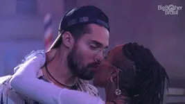 Imagem ilustrativa da notícia BBB: mãe de Arcrebiano passa mal após beijo do filho com Karol Conka