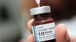 A vacina tríplice viral contém vírus atenuados de caxumba, sarampo e rubéola