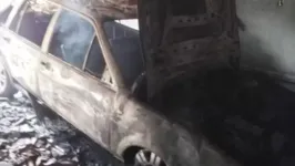 O veículo pegou fogo dentro da garagem