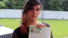 Maria Alice mostra os novos documentos, que lhe garantem o direito à plena cidadania