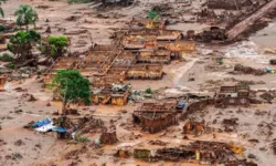O desastre causou a morte de 272 pessoas, além de deixar um rastro de degradação ambiental e social