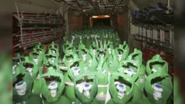 Carregamento chegou de avião, nesta madrugada, e foi distribuído de lancha para os municípios.