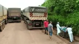 Imagem ilustrativa da notícia Imagens mostram paciente com cilindro de oxigênio sendo levado em maca pela BR-163 no Pará