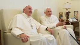 Os dois líderes católicos fazem parte do grupo de risco da doença devido à idade avançada