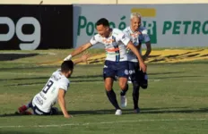 Renan Gorne comemorando gol pelo Confiança 