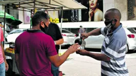 Reginaldo diz que não recebeu todas as parcelas do auxílio e sobrevive da venda de café