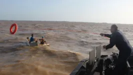As vítimas foram resgatadas pela tripulação de um navio que levava oxigênio para Manaus