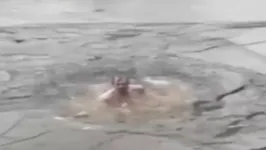 Imagem ilustrativa da notícia Homem que patinava de sunga cai em canal congelado. Veja o vídeo 