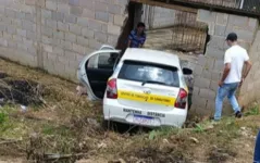 Imagem ilustrativa da notícia Aluna de autoescola derruba muro durante exame para tirar CNH