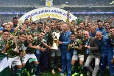 Bolsonaro entregando troféu ao Palmeiras, vencedor do Campeonato Brasileiro em 2018 e finalista da Libertadores 2020