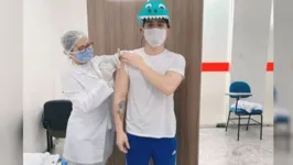 Imagem ilustrativa da notícia Técnico de enfermagem toma vacina contra o coronavírus fantasiado de jacaré