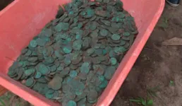 Milhares de moedas foram encontradas em apenas um dia. Ninguém foi identificado.
