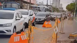 Trânsito na avenida Senador Lemos ficou complicado por causa de obra da Cosanpa.