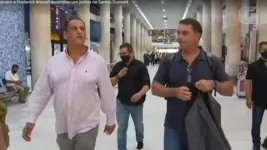 Flávio Bolsonaro e o advogado Frederick Wassef foram vistos no aeroporto Santos Dumont nesta sexta-feira.
