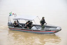 Agentes do Grupamento Fluvial em ação que recuperou a embarcação