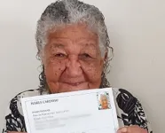 Imagem ilustrativa da notícia Senhora de 101 anos leva currículos em empresas: "quero comprar minhas coisas, ajudar um pouco"