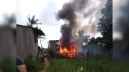 Imagem ilustrativa da notícia Veja imagens do incêndio que destruiu palafita no Bengui