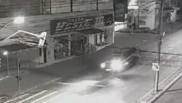 Imagem ilustrativa da notícia Homem surta, dá 'voadora' em viatura, quebra loja e vai preso; assista!