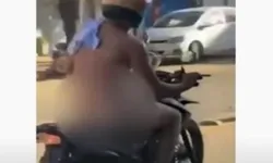 Um homem foi flagrado pilotando uma moto só de  capacete e com uma camiseta pendurada. 