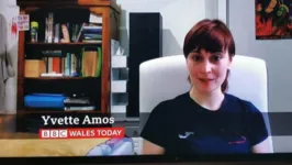 O objeto estava em cima de uma estante, entre livros.