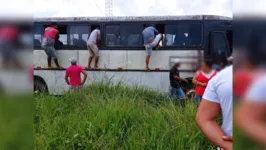 Um homem e dois adolescentes foram encontrados amarrados dentro de um ônibus abandonado.