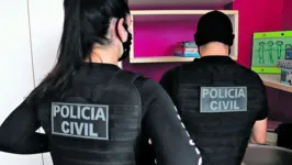 Policiais civis durante a Operação Cratera, que apura fraude no programa Asfalto na Cidade no Governo Jatene, com desvio de recursos públicos