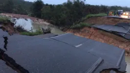 Um igarapé transbordou, cedendo a pista no Km 210 da BR-010.