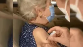 Imagem ilustrativa da notícia Filha denuncia que enfermeira fingiu vacinar a mãe idosa: "furou mas não aplicou"
