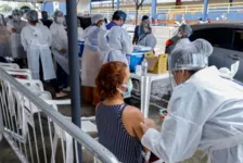 Profissionais da saúde recebem o imunizante