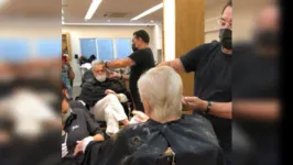 Silvio Santos deu adeus aos fios brancos e apareceu com o cabelo pintado.