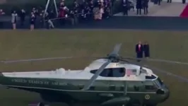 Donald e Melania saem em direção ao helicóptero
