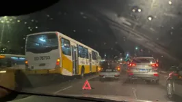 Os veículos ficaram parados na pista, congestionando o trânstito.