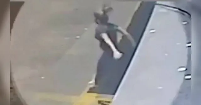 Imagem ilustrativa da notícia Vídeo: mulher se joga de prédio para não ser estuprada
