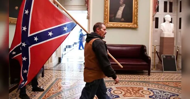 Imagem ilustrativa da notícia Homem que carregava bandeira supremacista é preso