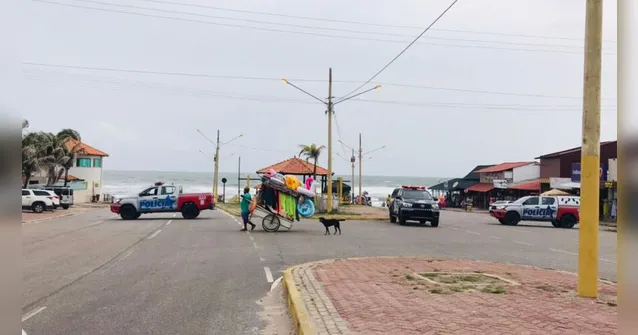Imagem ilustrativa da notícia Policiais cumprem decreto e impedem banhistas de entrar na praia do Atalaia, em Salinas