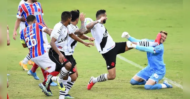 Imagem ilustrativa da notícia Goleiro do Bahia leva a pior em dividida com zagueiro. Veja
