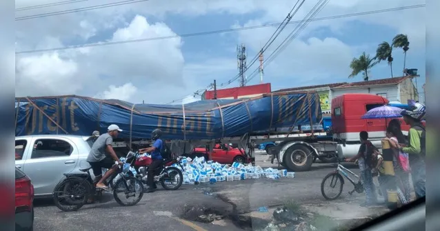 Imagem ilustrativa da notícia Carregamento de cerveja cai de caminhão e deixa trânsito congestionado em Ananindeua