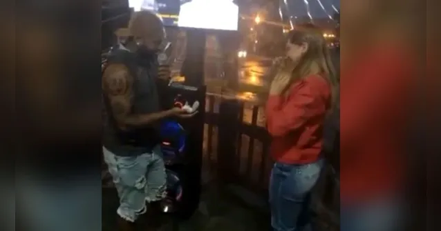 Imagem ilustrativa da notícia Sem vergonha, Jobson pede namorada em casamento em bar