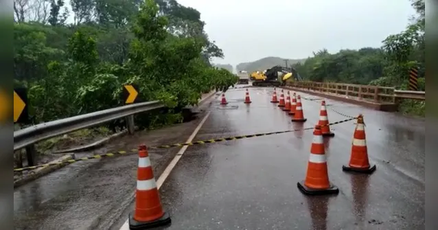Imagem ilustrativa da notícia Ponte que rompeu após fortes chuvas em Ipixuna corre novo risco de desabamento