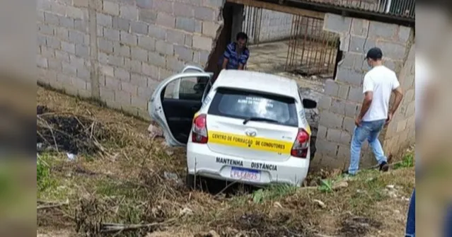 Imagem ilustrativa da notícia Aluna de autoescola derruba muro durante exame para tirar CNH