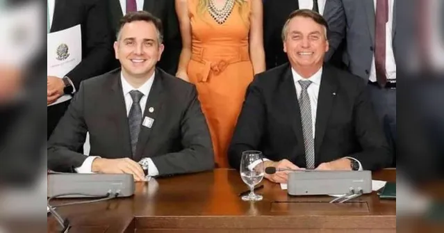 Imagem ilustrativa da notícia Bolsonaro publica foto ao lado de novo presidente do Senado: "em cédula de papel"