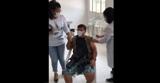 Imagem ilustrativa da notícia Prefeito, secretária de Saúde e fotógrafo furam fila da vacina contra a Covid-19