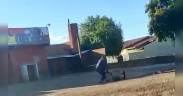 Imagem ilustrativa da notícia Imagens fortes! Mulher é arrastada e espancada no bairro da Marambaia; assista!