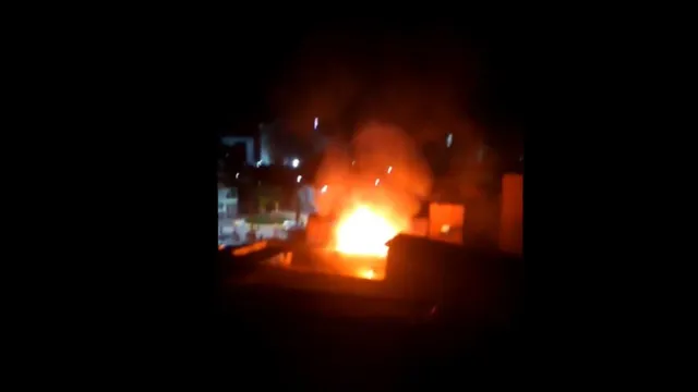Imagem ilustrativa da notícia Casa pega fogo no bairro de Fátima e moradora é levada para hospital. Veja o vídeo