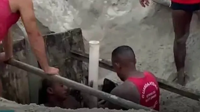 Imagem ilustrativa da notícia Homem tenta cavar poço na praia de Copacabana e acaba soterrado