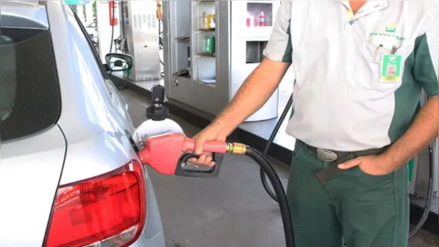 Imagem ilustrativa da notícia Petrobras aumenta em mais de 8% o preço da gasolina 